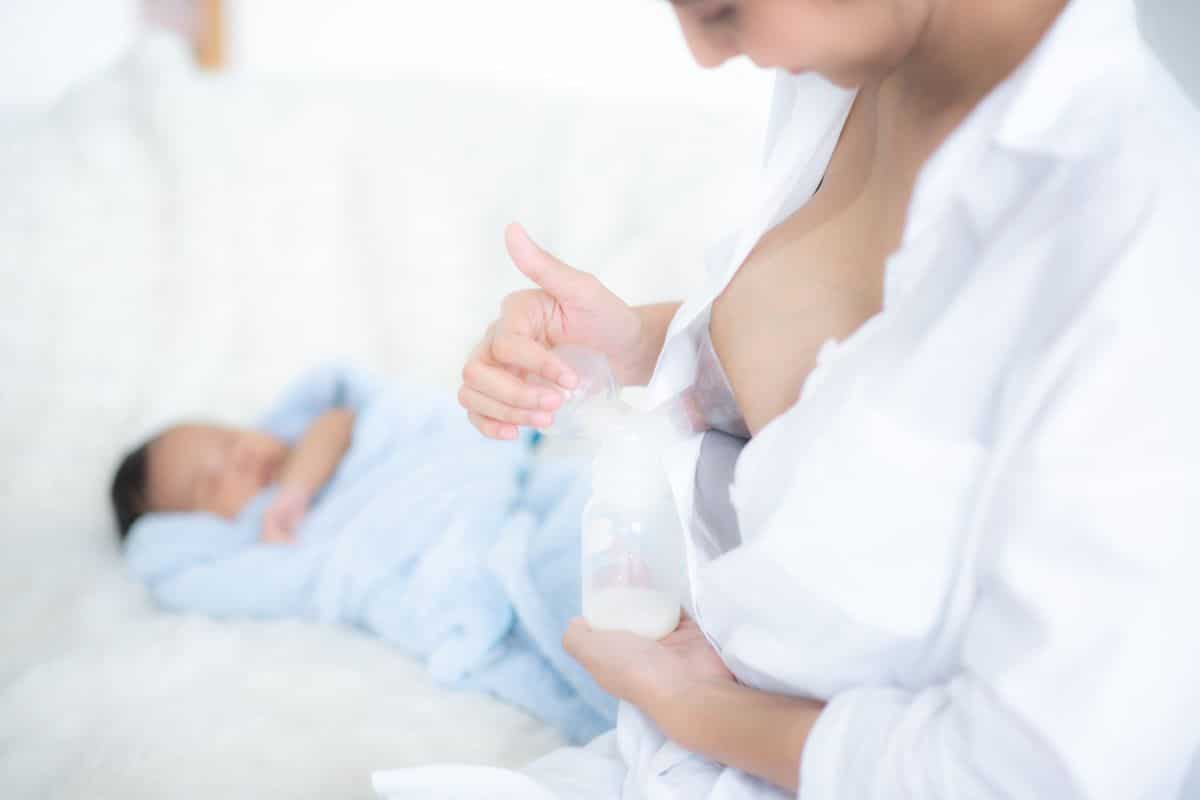 The Best Breastfeeding And Pumping Schedule For Your Baby (1)